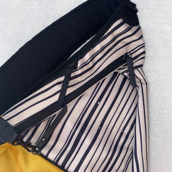 Sherpani Espirit Sling backpack in the color yellow black white - Picture 4 of 11